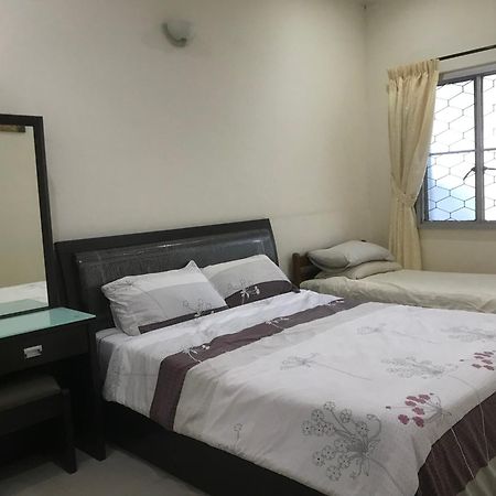 Carols Guesthouse Near Jonker And Satay Celup Malacca Exterior foto