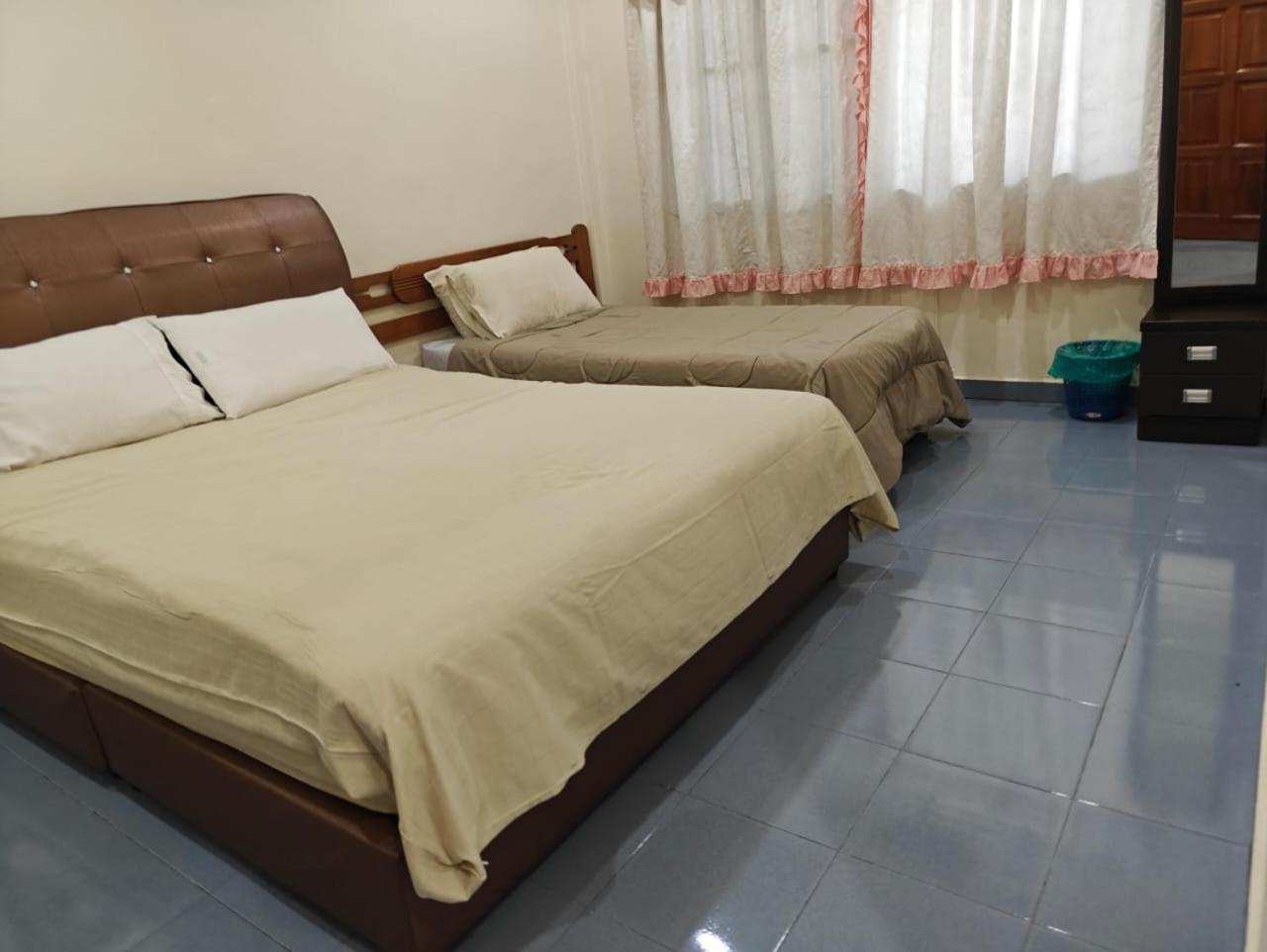Carols Guesthouse Near Jonker And Satay Celup Malacca Exterior foto
